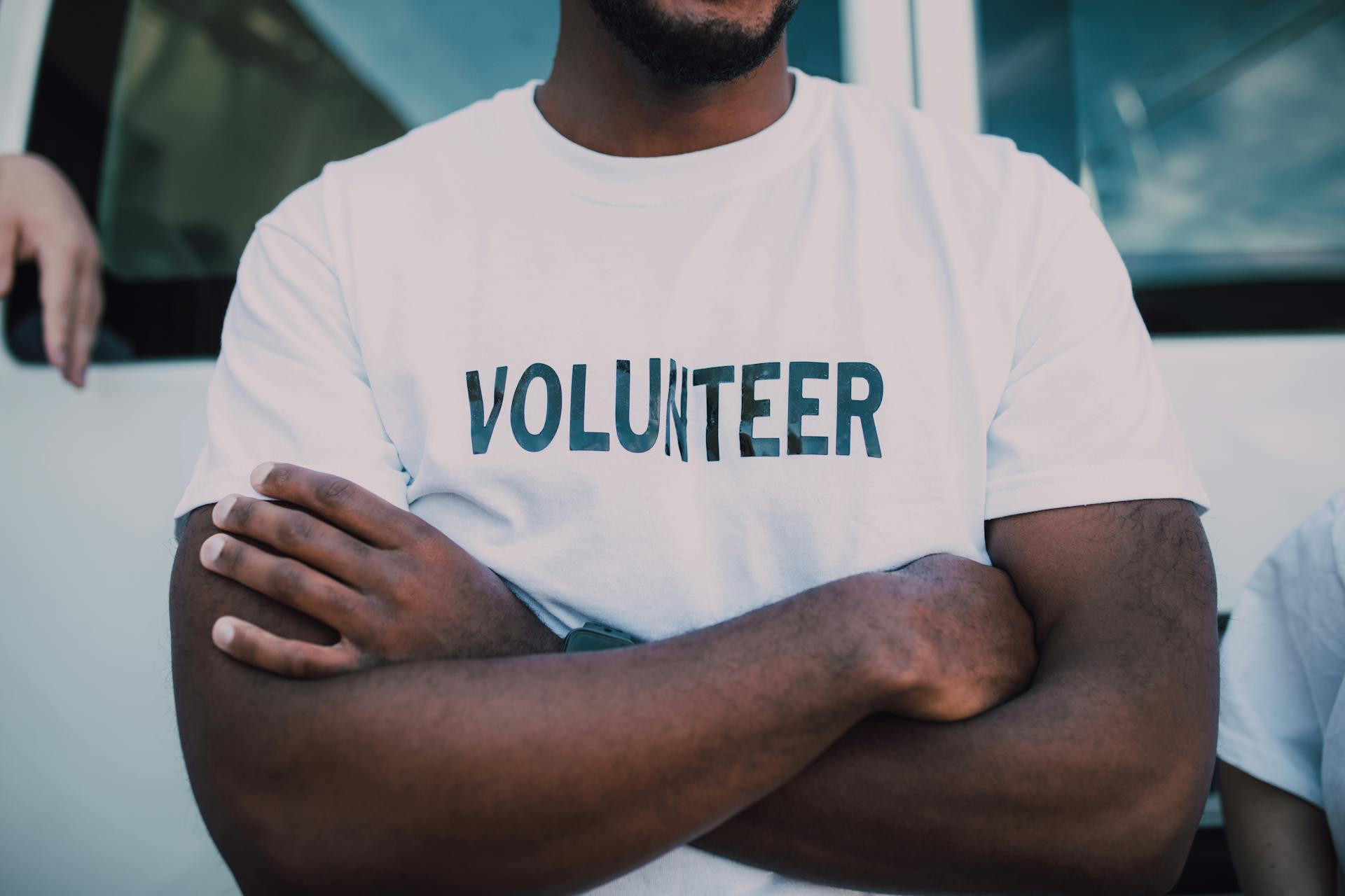 A man wearing a volunteer shirt